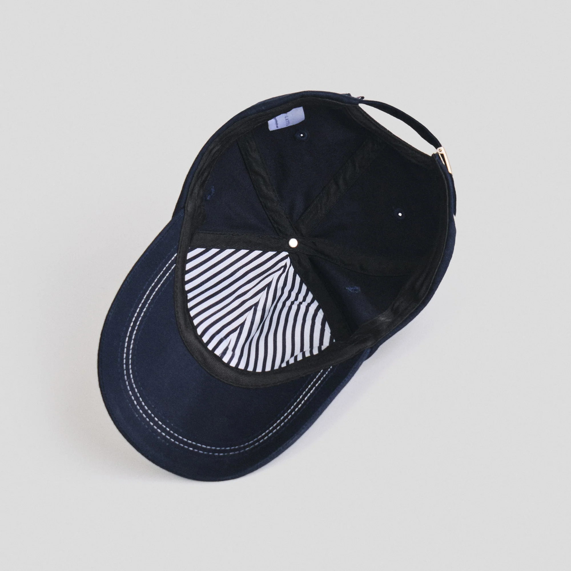 Classic Cap With Contrast Stitching - Image 5