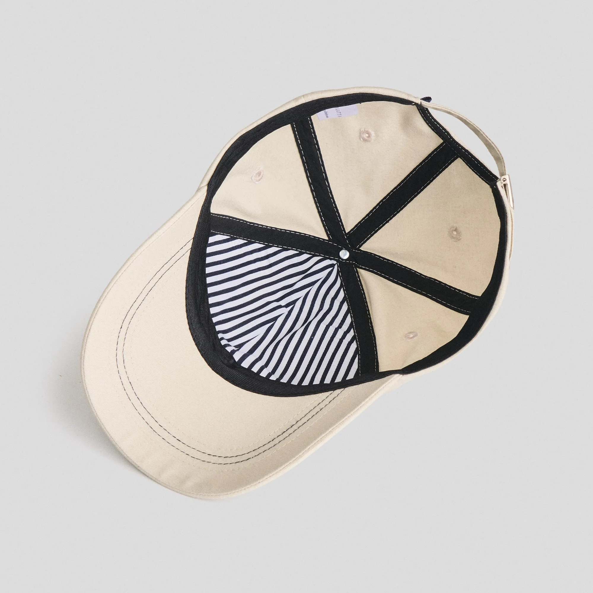 Classic Cap With Contrast Stitching - Image 4